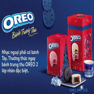 Trung thu là một dịp lễ lớn, là ngày lễ đoàn viên cứ mỗi độ thu về. Bánh trung thu là một loại bánh đặc trưng, bánh truyền thống của Việt Nam. Có nhiều loại bánh trên thị trường mang nhiều hương vị khác nhau, bánh trung thu Oreo là một loại bánh có hương vị khác biệt so với các loại bánh trung thu truyền thống khác. Vậy bánh trung thu Oreo có hương vị như thế nào? Giá bánh trung thu Oreo có mắc không? Cùng Nhà phân phối bánh trung thu Hoàng Gia tham khảo bài viết sau để có thêm nhiều thông tin bổ ích nhé.  NHÀ PHÂN PHỐI BÁNH TRUNG THU HOÀNG GIA Hotline: 0901 69 8910 / 0902 038 910 / 0827 681 681 Email: sale.kinhdomiennam@gmail.com Giới thiệu về bánh trung thu Oreo Trung thu là tết đoàn viên, là dịp mà cả trẻ em và người lớn đều háo hức mong đợi. Thật vui biết bao nhiêu khi cả gia đình được sum vầy quây quần bên nhau tận hưởng một cáu tết trọn vẹn. Bánh trung thu như một biểu trưng cho ý nghĩa đó, là những chiếc bánh tròn trị bao phủ bên ngoài một lớp vỏ bảo vệ, bên trong chứa đựng đầy ắp sự ngọt ngào. Trên thị trường ngày càng cho ra mắt nhiều loại bánh trung thu với các hương vị khác nhau, bánh Oreo là một loại bánh đặc biệt thuộc thương hiệu bánh trung thu Kinh Đô. Đây là một thương hiệu lớn và có mặt lâu đời chắc hẳn ai cùng biết đến cái tên này. Kinh Đô đứng vững trên thị trường bánh trung thu và dần trở thành một thương hiệu lớn được nhiều người biết đến với không chỉ các sản phẩm truyền thống mà họ còn cho ra đời dòng bánh Oreo vô cùng hấp dẫn và được nhiều người săn đón. Bánh Trung Thu Oreo Chuẩn Nhất Đầy Đủ Các Loại Bánh trung Thu Oreo là dòng bánh hiện đại kết hợp phong cách bánh ngọt Oreo cùng với hương vị bánh trung thu làm nên chiếc bánh độc đáo, mới lạ. Bánh mang thương hiệu Kinh Đô và theo phong cách phương Tây khá ấn tượng và hấp dẫn. Bánh trung thu Oreo sáng tạo dựa trên sự kết hợp hai hãng bánh lớn là sản phẩm của nhãn hiệu bánh Mondelez và bánh trung thu truyền thống của Kinh Đô. Dựa trên phương thức sản xuất của hai bánh này đã cho ra ý tưởng tạo nên hương vị mới lạ nhưng vẫn đận chất truyền thống. Bánh Trung Thu Oreo Ý tưởng hình thành vị bánh trung thu Oreo và được cho ra mắt với 4 vị bánh đặc biệt với hai nhân kết hợp trong mỗi chiếc bánh. Bánh trung thu Oreo được săn đón không chỉ vì hình thức bánh mà chất lượng cao cấp, đặc biệt để lại nhiều ấn tượng. Bánh trung thu Oreo có 4 màu tượng trưng cho 4 vị đó là Mứt dâu tây, Socola sữa, Socola đen, Capuccino. Màu sắc bánh độc đáo, mỗi chiếc bánh đều được chăm chút tỉ mỉ, chọn ra những nguyên liệu thơm ngon làm nên những chiếc bánh với mùi vị đặc biệt. Không chỉ ấn tượng bởi những chiếc bánh mà ngay cả chiếc hộp vô cùng ấn tượng. Chiếc hộp được thiết kế theo dạng hình khối trụ đứng với màu đỏ màu chủ đạo kết hợp với nó là một màu xanh sang trọng, bóng bẩy. Các họa tiết bánh độc đáo, được chăm chút đến từng chi tiết nhỏ. Các họa tiết trên hộp bánh được lấy ý tưởng từ không khí lễ hội với không khí náo nhiệt, hân hoan. Đặc biệt hơn, đai giấy bọc bên ngoài bạn có thể tận dụng tô màu, thực hiện to vẽ theo ý thích và thỏa sức sáng tạo. Các loại bánh trung thu Oreo Bánh trung thu Oreo nổi bật với hương vị đậm chất phương Tây đặc biệt cùng với đó là những hương vị ấn tượng khó quên. Mỗi chiếc bánh với một hương vị độc đáo và mới lạ như một luồng sóng mới trên thị trường bánh trung thu. Bánh trung thu Oreo với những chiếc bánh ngọt ngào mang nhiều hương vị. Bánh Trung Thu Oreo 4 vị Bánh trung thu Oreo Socola Sữa Hương vị bánh đặc biệt hòa quyện bạn sẽ tan chảy nếu cảm nhận từng chiếc bánh, từng hương vị trên chiếc bánh nhỏ nhắn này sẽ toát lên được độ béo ngậy cũng như thơm ngon của nó. Lớp vỏ bánh bên ngoài màu trắng sữa nhẹ nhàng bao bọc lớp nhân ngọt đậm đà hương vị socola bên trong. Lớp vỏ bánh mỏng mịn, sánh mềm cùng với hương vị đắng ngọt thoang thoảng mùi sữa và socola. Bạn chỉ cần cắn nhẹ sẽ cảm nhận được độ béo và mềm mại của bánh. Đây là hương vị của sự hạnh phúc, của sự ngọt ngào. Bánh trung thu Oreo Socola Sữa ngon ngọt Chiếc bánh nhỏ nhắn chỉ gói gọn trong đó 80g nhưng đã đong đầy và chứa đựng được hạnh phúc và ý nghĩa của bánh. Hình tròn như tượng trưng cho sự trọn vẹn không tách rời, là một sự liên kết liền mạch như thể hiện được trọn tình thương yêu mà những người làm bánh muốn gửi gắm đến người ăn và cảm nhận. Hương vị đậm đà có ngọt có đắng như thể hiện một cuộc sống dù có muôn vàn cay đắng nhưng ẩn sâu trong đó vẫn có sự ngọt ngào, ngọt trong trái ngọt tức là thành quả mà ta tạo ra sau những đắng cay đó. Hoặc, ta cũng có thể hiểu được ý nghĩa của chiếc bánh là dẫu cuộc sống có muôn vàn trái đắng thì bạn vẫn có một nơi để trở về đó là nhà, là nơi chứa đựng những yêu thương ngọt ngào mà không nơi nào có được. Bánh trung thu Oreo Capuccino Một hương vị tiếp theo của bánh trung thu Oreo đó là hương vị Capuccino, nếu ai đã từng thưởng thức Capuccino chắc hẳn cũng sẽ biết được bánh này thể hiện hương vị như thế nào. Một chiếc bánh được bao phủ bên ngoài bởi lớn vỏ mỏng mảnh, cùng với đó là lớp nhân bên trong phảng phất hương cà phê quyến rũ, đậm đà những vẫn ẩn náu lên được sự béo ngọt của bánh. Bánh Trung Thu Oreo Capuccino Hương vị đầu có thể cảm nhận được đó là mùi cà phê thơm lừng, hấp dẫn khiến cho nhiều người phải mê mẫn, say mê một cách ma mị. Capuccino là một hương vị trầm đắng kết hợp với vị béo của sữa và pha lẫn một chút ngọt ngào. Bánh trung thu Capuccino là một hương vị hoàn hảo, mang đậm chất phương Tây. Cứ nghĩ cà phê là phải đắng nhưng không, với hương vị Capuchino bánh trung thu này toát lên được hương vị thơm ngon xen lẫn là vị đắng ngọt nhẹ nhàng hòa quyện vào nhau một cách tỉ mỉ, khắng khít. Đây chắc hẳn là chiếc bánh đặc biệt được tin dùng. Bánh trung thu Oreo Brownie Socola Hương vị socola là hương vị đặc trưng của bánh, bánh được sản xuất trên dây chuyền công nghệ hiện đại, được thực hiện một cách tỉ mỉ. Bánh vẻn vẹn chỉ 80g nhỏ nhắn, vừa tay, lớp vỏ màu đen đặc bao trọn nhân bánh. Mùi vị bánh mang hương vị socola đặc trưng. Cầm chiếc bánh trên tay, bạn sẽ cảm nhận được trọn vẹn sự bí ẩn của nó. Màu đen vỏ bánh huyền như ẩn chứa bên trong một điều gì đó đặc biệt. Miếng bánh mềm mịn hòa quyện vị socola vị đắng dịu nhẹ hấp dẫn. Bánh trung thu Oreo Brownie Socola Hình dáng chiếc bánh như miếng bánh Oreo tròn mà béo ngậy, vị đăng đắng ngọt ngọt đọng lại trên đầu lưỡi mỗi khi thưởng thức. Chiếc bánh mềm hòa quyện socola tạo nên một sự hoàn hảo làm mê đắm lòng người. Đây chắc chắn sẽ là một hương vị đặc biệt khó quên. Bánh trung thu Oreo Mứt Dâu Tây Một hương vị cuối cùng cũng không kém phần thơm ngon, bánh trung thu Oreo vị mứt dâu tây quyến rũ. Đây là một hương vị khác biệt hơn các loại bánh trên bởi được làm từ mứt dâu tây hảo hạng, chọn loại mứt đặc quánh, đậm vị dâu tây 100% cùng với các hương liệu khác để làm nên chiếc bánh. Đây là loại bánh hứa hẹn sẽ để lại nhiều ấn tượng khi thưởng thức. Bánh Trung Thu Oreo mứt dâu tây thơm ngon Lớp vỏ bánh nhỏ mỏng màu trắng cùng với nhân hồng hồng màu mứt dâu bên trong thật bắt mắt. Hương vị đầu cảm nhận thường là mùi dâu đậm đà cùng với đó là vị ngọt ngọt, béo béo. Tiếp theo, bạn sẽ cảm nhận được bên cạnh vị ngọt nó còn thoang thoảng vị chua từ dâu tây rất dễ ăn và không bị ngán. Hai hương vị ngọt và chua hòa quyện tạo nên nét riêng tuyệt vời và không thể trộn lẫn với các hương vị khác. Với hương vị này, bánh trung thu Oreo vị mứt dâu tây chiếm trọn trái tim trẻ nhỏ và làm đốn tim những người khác cùng thưởng thức. Bánh mang một hương vị đặc biệt, một không khí tươi trẻ rạng ngời thể hiện ý nghĩa về sức sống trẻ trung, năng động. Một hộp bánh trung thu Oreo giá bao nhiêu? Bánh trung thu Oreo được bán theo hộp dưới hai dạng là bánh trung thu Oreo loại hai bánh và loại 4 bánh đặc biệt, bánh không bán lẻ: Bánh trung thu Oreo (2 bánh): Gồm 2 bánh nhân Oreo Brownie Socola, Oreo Mứt Dâu Tây. Hộp bánh này được bán với giá 170.000 VNĐ/Hộp. Hộp bánh sang trọng, hòa quyện với hai hương vị chính từ Socola và dâu tây độc đáo thể hiện sự trẻ trung, hiện đại. Sự kết hợp này tạo nên hộp bánh vô cùng đặc sắc và ấn tượng khó phai chắc chắn không làm bạn thất vọng. Bánh được ví như một ý nghĩa ngọt ngào, một lời chúc đặc biệt đến người thưởng thức. Bánh Trung Thu Oreo (2 bánh) chất lượng Bánh trung thu Oreo (4 bánh): Gồm 4 bánh với 4 nhân khác nhau Oreo Brownie Socola, Oreo Mứt Dâu Tây, Oreo Capuccino, Oreo Socola Sữa. Chỉ với một họp bánh này bạn đã có thể thưởng thức được hết hương vị bánh trung thu Oreo. Đây là một dòng bánh hiện đại, được không chỉ giới trẻ mà người lớn cũng rất ưa chuộng bởi bánh mềm mịn, nhiều vị, không quá ngọt khi sử dụng bởi thế chiếm được trái tim người thưởng bánh. Một hộp bánh như vậy được bán với giá 320.000 VNĐ/Hộp, với mức giá này bạn hoàn toàn có thể mua để tặng người thân hoặc tự mình thưởng thức. Mỗi chiếc bánh như một ý nghĩa ngọt ngào cầu chúc cho người nhận luôn nhận được nhiều may mắn, luôn tươi trẻ, có một sức khỏe tốt, đủ đầy.  Bánh Trung Thu Oreo (4 bánh) chất lượng Như vậy, chỉ với hai loại hộp bạn có thể dễ dàng mua phù hợp với túi tiền. Hơn nữa, hộp bánh này có chút đặc biệt hơn những loại hộp bánh trung thu khác, được thiết kế hình trụ với nhiều họa tiết tỉ mỉ. Màu sắc bên ngoài hộp được thiết kế với hai màu là màu xanh và đỏ rất nổi bật. Có thể nói chiếc hộp vô cùng đa dạng cách sử dụng, bạn có thể sử dụng làm đồ chơi cho trẻ em hoặc cũng có thể tạo hình thành một chiếc lồng đèn vô cùng thú vị chỉ cần đặt đèn nhấp nháy vào hộp là có thể sử dụng như lồng đèn. Hoặc, bạn cũng có thể dùng đai giấy bên trong hộp dùng màu sắc để tô vẻ theo sức sáng tạo như thế bạn đã có trong tay một bức tranh đặc sắc, ấn tượng, để lại kỷ niệm mỗi độ thu về. Bước 1 và Bước 2 Bước 3 Bước 4 Mua bánh trung thu Oreo ở đâu để được sản phẩm chính hãng, chiết khấu giá tốt? Để mua được bánh trung thu Oreo chính hãng, giá tốt bạn có thể liên hệ với chúng tôi - Nhà phân phối bánh trung thu Hoàng Gia. Chúng tôi là đơn vị phân phối bánh được chính hãng, chuyên cung cấp các loại bánh trung thu đến từ nhiều thương hiệu khác nhau, nổi tiếng như Kinh Đô, Như Lan, Đồng Khánh,... Đến đây, bạn sẽ nhận được nhiều ưu đãi đặc biệt cùng nhiều mức giá hấp dẫn: Chúng tôi bán đầy đủ, đa dạng các loại bánh đến từ nhiều thương hiệu nổi tiếng đản bảo cung cấp đúng số lượng bạn yêu cầu. Chúng tôi luôn bán đúng giá trên thị trường đồng thời có bảng giá niêm yết cụ thể giúp bạn dễ dàng chọn loại bánh và chọn lựa sao cho phù hợp với nhu cầu. Các loại bánh trung thu tại đây luôn được kiểm nghiệm và chứng nhận đảm bảo vệ sinh an toàn thực phẩm, các nguyên liệu được nhập về đảm bảo được chọn lựa một cách kỹ lưỡng nên bạn hoàn toàn có thể yên tâm khi mua hàng. Chúng tôi có nhiều chính sách ưu đãi cùng nhiều dịch vụ đặc biệt, trong đó chúng tôi còn nhận in ấn logo, làm hộp theo yêu cầu khách hàng đảm bảo đem đến một sự hài lòng nhất. Chúng tôi có mức độ chiết khấu cao bạn mua càng nhiều mức chiếu khấu càng cao, đảm bảo bạn được mua bánh với mức giá hấp dẫn nhất mà không đơn vị nào có. Chúng tôi luôn đảm bảo mọi quá trình mua bán được diễn ra một cách minh bạch, rõ ràng, có xuất hóa đơn VAT cho khách hàng. Chúng tôi còn có các dịch vụ tư vấn, vận chuyển đảm bảo bạn có thể đặt và nhận bánh trong thời gian sớm nhất và lựa chọn được những loại bánh phù hợp với giá tiền và chất lượng nhất. Trên đây là thông tin về các loại bánh trung thu Oreo mong rằng có thể giúp ích cho bạn trong việc lựa chọn bánh phù hợp. Từ đó, bạn có thể dành tặng những món quà thân yêu đến những người thân, bạn bè và doanh nghiệp và gửi gắm những lời chúc tốt đẹp nhất, những lời tri ân đặc biệt nhất đảm bảo một cái tết trung thu hạnh phúc, tròn trịa. Để được tư vấn và đặt mua bánh trung thu quý khách vui lòng liên hệ với chúng tôi theo:  Nhà phân phối bánh trung thu Hoàng Gia Website: https://banhkinhdo.com.vn/ Hotline:  0901.698.910 Email: sale.kinhdomiennam@gmail.com Địa chỉ: 19 Đường Số 24A, An Phú, TP Thủ Đức, Thành phố Hồ Chí Minh Có thể bạn cũng quan tâm: Bảng Giá Bánh Trung Thu Như Lan Chi Tiết Cập Nhật 2021 Bảng Giá Bánh Trung Thu Maison Cao Cấp Cập Nhật 08/2021 Bánh Trung Thu Kingdom Hàng Cao Cấp Nhiều Vị Giá Ưu Đãi